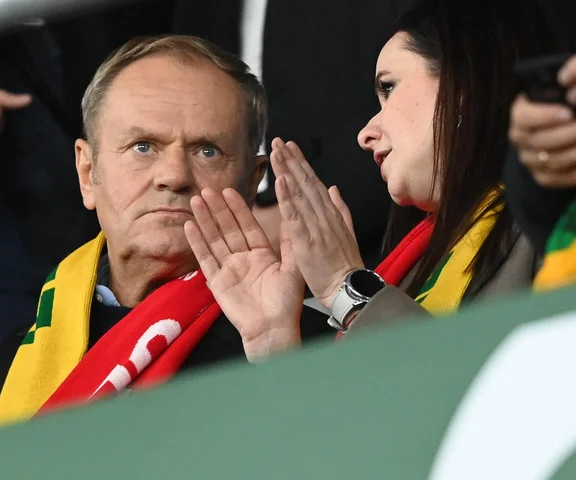 Kibice uderzyli w premiera. Taki transparent zawisł na trybunach w Kownie