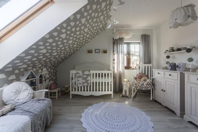 Przytulny pokój dla niemowlaka – chmurki pod skosem