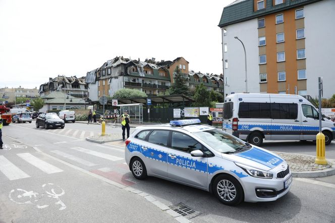 Blok przy ul. Powstańców w Ząbkach po pożarze
