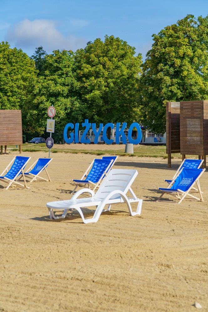 Darmowe leżaki i hamaki na plaży miejskiej w Giżycku. Zobacz zdjęcia