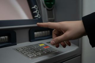 Jeden błąd w bankomacie kosztował 2,2 mln zł. Sprawdź, jak chronić swoje pieniądze