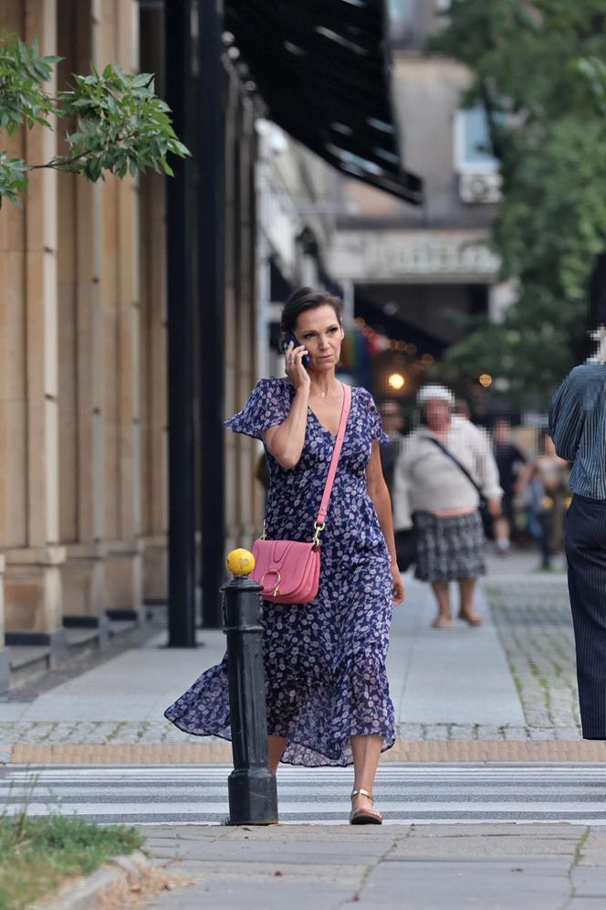 Olga Bończyk z telefonem na czerwonym świetle