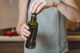 Oliwa zmniejsza ryzyko chorób i śmierci. Nowe badanie pokazuje, które produkty warto nią zastąpić 