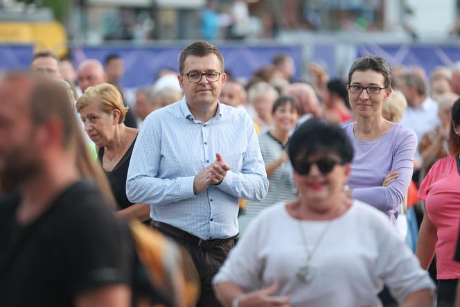 Potańcówka przed teatrem w Katowicach