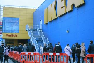 Gigantyczna kolejka do sklepu IKEA na Targówku