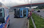 Kielce. Wypadek na ul. Grunwaldzkiej. Ciężarówka przewróciła się po zahaczeniu o wiadukt [ZDJĘCIA].