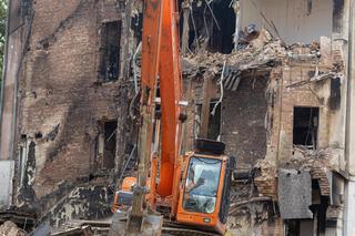 Spalona kamienica w Poznaniu znika. Trwa rozbiórka budynku  1:44 PM  i to się nie pali kompletnie! 