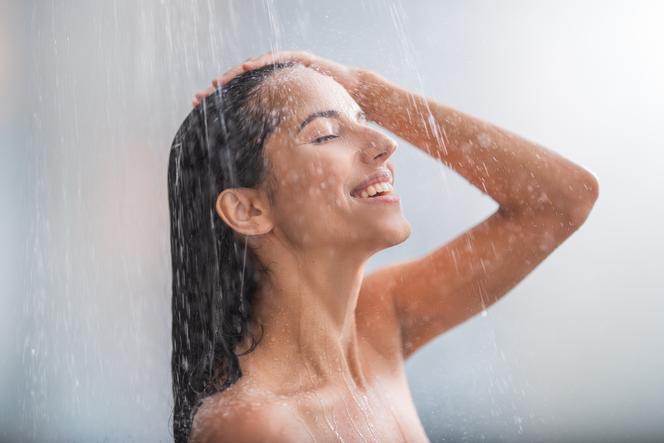 Młoda kobieta bierze prysznic