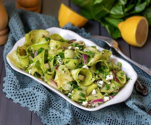 Rodzinny obiad za mniej niż 15 zł. Makaron z cukinii będzie idealny na upały