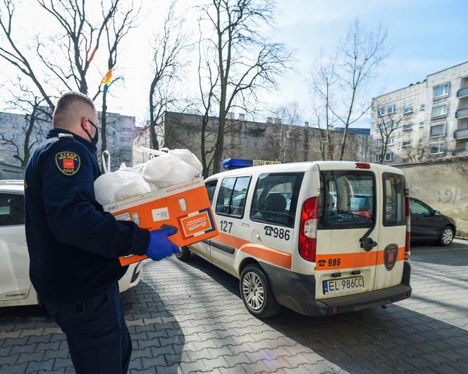 To czasem ich jedyny kontakt z drugim człowiekiem. Strażnicy miejscy dowożą obiady do domów seniorów! [AUDIO]