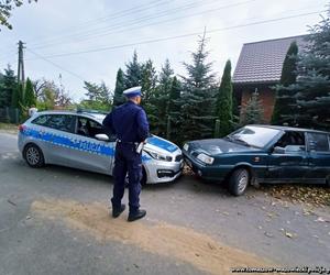Pijany kierowca poloneza potrącił policjanta, a potem DWA razy zderzył się z radiowozem