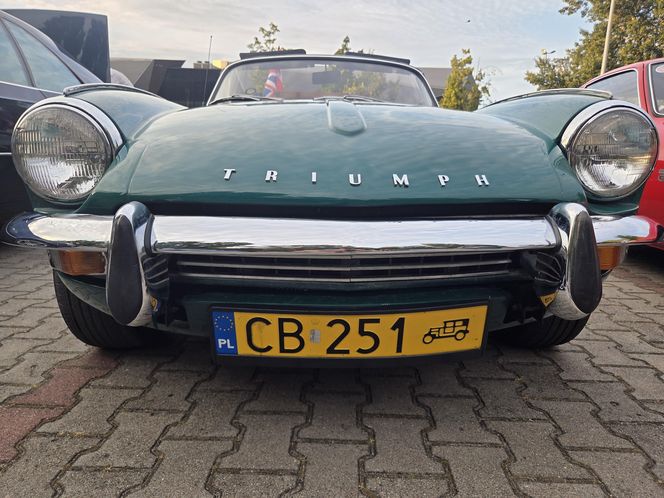 Klasyczna motoryzacja znów zachwyciła Bydgoszcz. „Bydgoskie Klasyki Nocą” przy Torbydzie