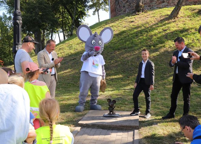 Teraz nie tylko Bydgoszcz ma swoje myszki. Pierwsza figurka uśmiechniętego gryzonia stanęła w Kruszwicy, pod Mysią Wieżą