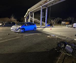Potworny wypadek z udziałem osobówki i skutera. Kierowca po uderzeniu huknął o asfalt!