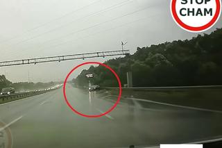Groza na A4 pod Krakowem. Brawura i deszcz sprawiły, że kierowca audi wpadł w poślizg i uderzył w barierki [WIDEO]