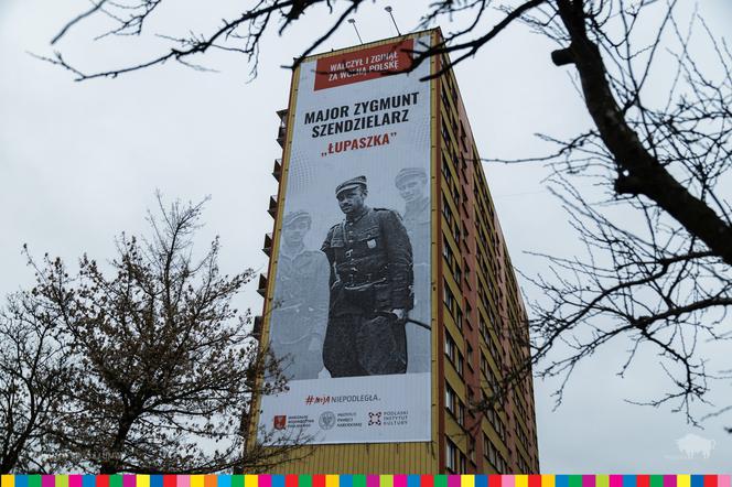 Białystok. Na wieżowcach wiszą billboardy upamiętniające Łupaszkę