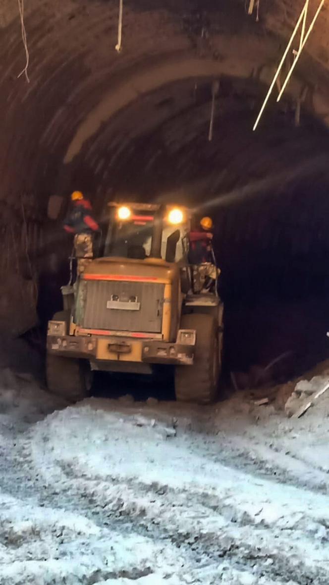 Himalajski lodowiec spadł na tamę w Indiach 