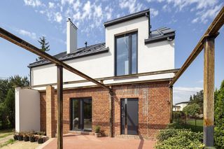 Oszczędne prostopadłościenne facjaty i facjatki też urozmaicają bryłę