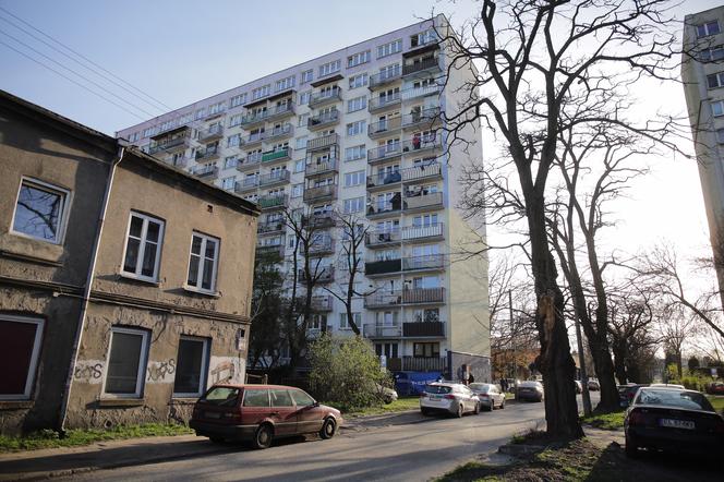 Łódź: Półtoraroczna dziewczynka wypadła z okna wieżowca. Ojciec był wtedy w kuchni