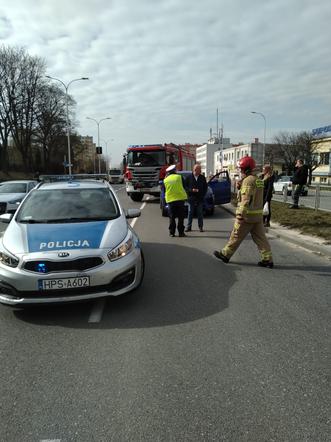 Wypadek w Kielcach. Motocyklista zderzył się na Sandomierskiej z samochodem. Poszkodowany trafił do szpitala (2)
