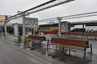 Pasażerowie mokną na Dworcu Zachodnim