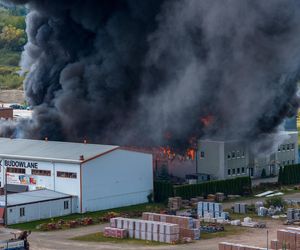 Potężny pożar w Tarnowie. Płonie hurtownia zniczy, na miejscu ponad 25 zastępów straży!