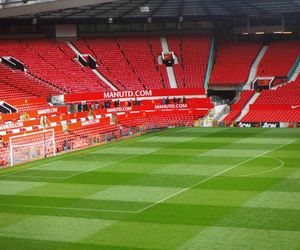 Manchester. To idealny city break dla fanów piłki nożnej. Lot z lotniska w Rzeszowie trwa poniżej 3 godzin