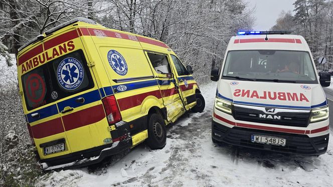 Zderzenie karetki pogotowia z samochodem dostawczym pod Warszawą. Ambulans zjechał na przeciwległy pas