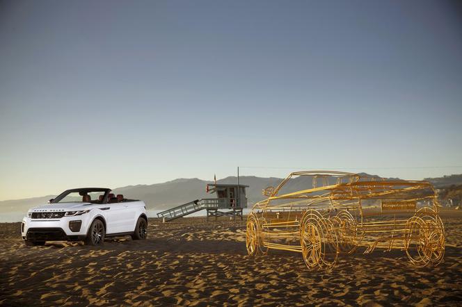 Dzieczyna Bonda Naomie Harris pozuje z Range Roverem Evoque kabrio