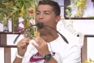 Cristiano Ronaldo w DZIWNEJ reklamie. Co on wyprawia? [WIDEO]
