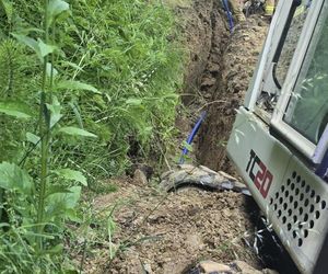 Mężczyzna przysypany w studni