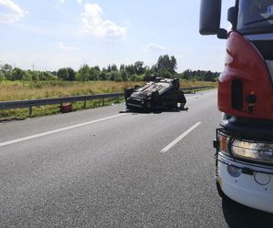 Wypadek na A4. Siedem osób poszkodowanych po zderzeniu osobówki z kamperem. Poważne utrudnienia