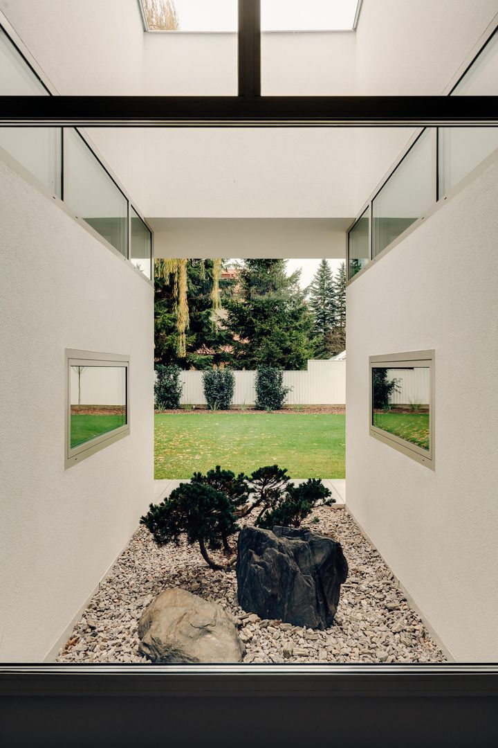 Dom z lewitującym dachem pod Warszawą. Fot. ONI Studio