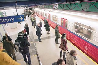 AWARIA w metrze: Zamknięcie na stacji Świętokrzyska. Duże utrudnienia dla podróżnych!