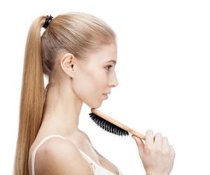 ŁYSIENIE u kobiet - przyczyny, metody leczenia