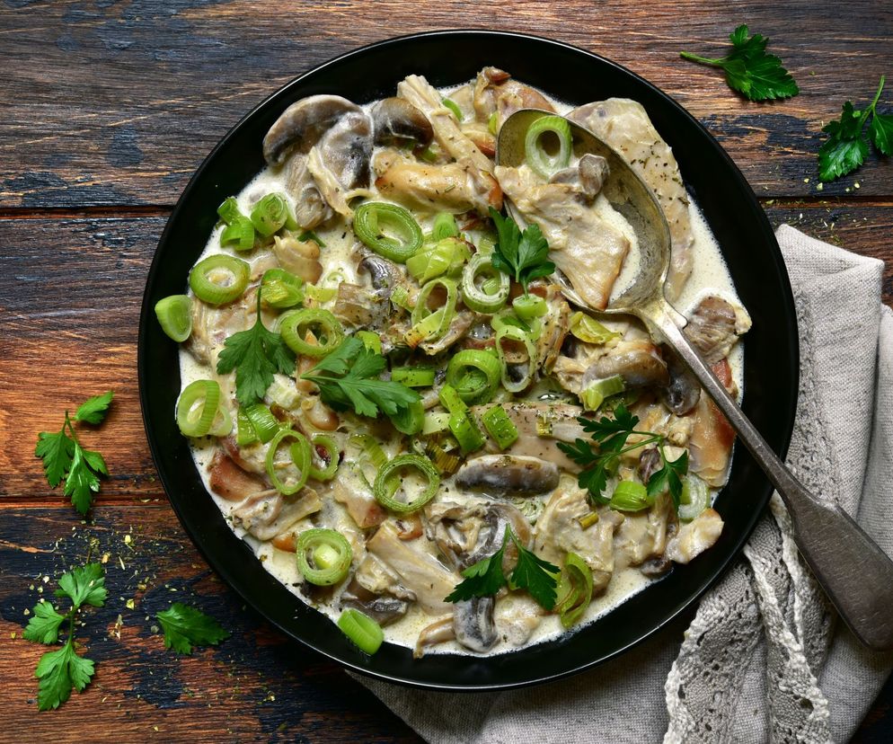 Kurczak duszony z porem i pieczarkami