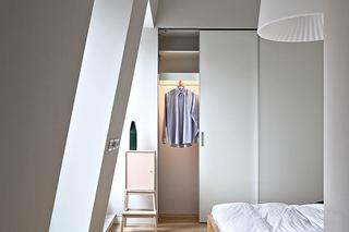 Szafa wnękowa w sypialni na poddaszu