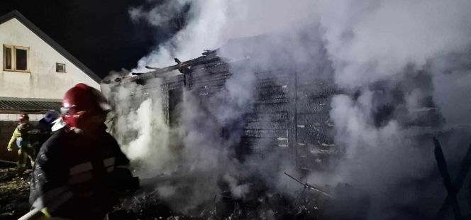 Tragiczny pożar drewnianego domu w Adamowie. W zgliszczach ujawniono zwłoki