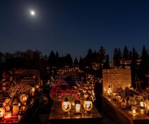 Tysiące zniczy rozświetliło polskie cmentarze. Niezwykły widok po zmroku