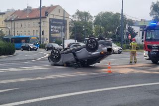 Dachowanie na rondzie Jagiellonów w Bydgoszczy! Kierowca z mandatem [ZDJĘCIA]