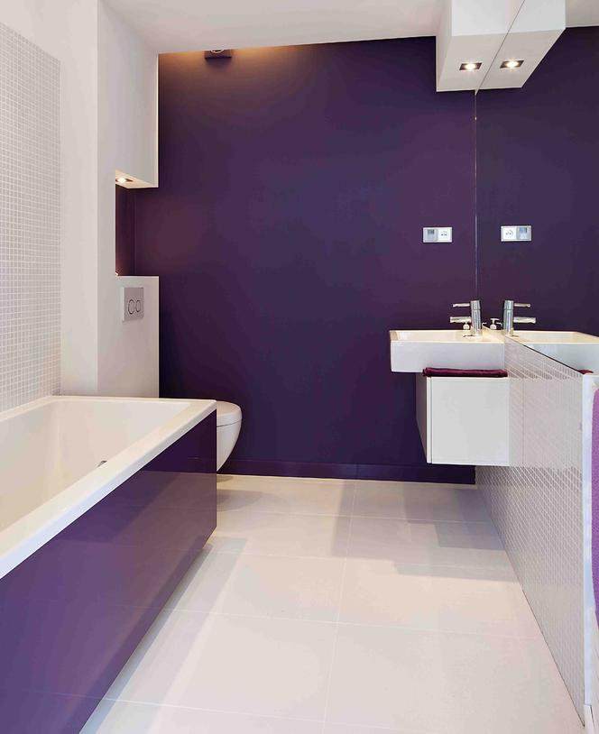 Ciemno fioletowe ściany w nowoczesnej łazience