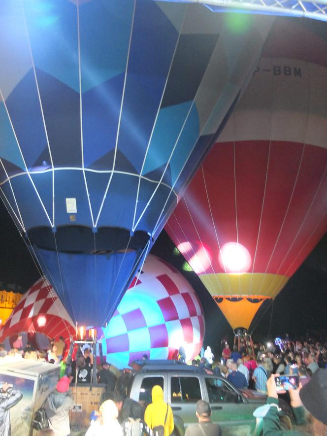 W dzień latały, nocą ziały ogniem. Nocny pokaz balonów w Nałęczowie 