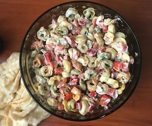 Kolorowa sałatka z tortellini - przepis na szałową i sycącą sałatkę