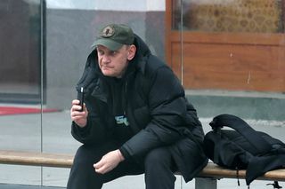 Bartek Żukowski pali na przystanku