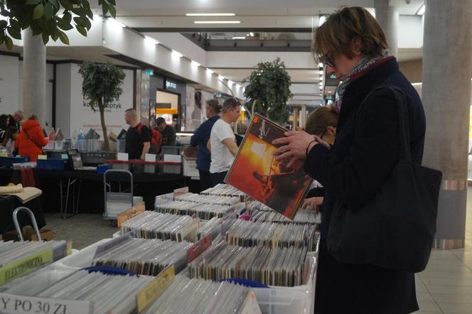 Zimowy Kiermasz Płyt Winylowych w Bydgoszczy. Czarne krążki przyciągnęły tłumy! 