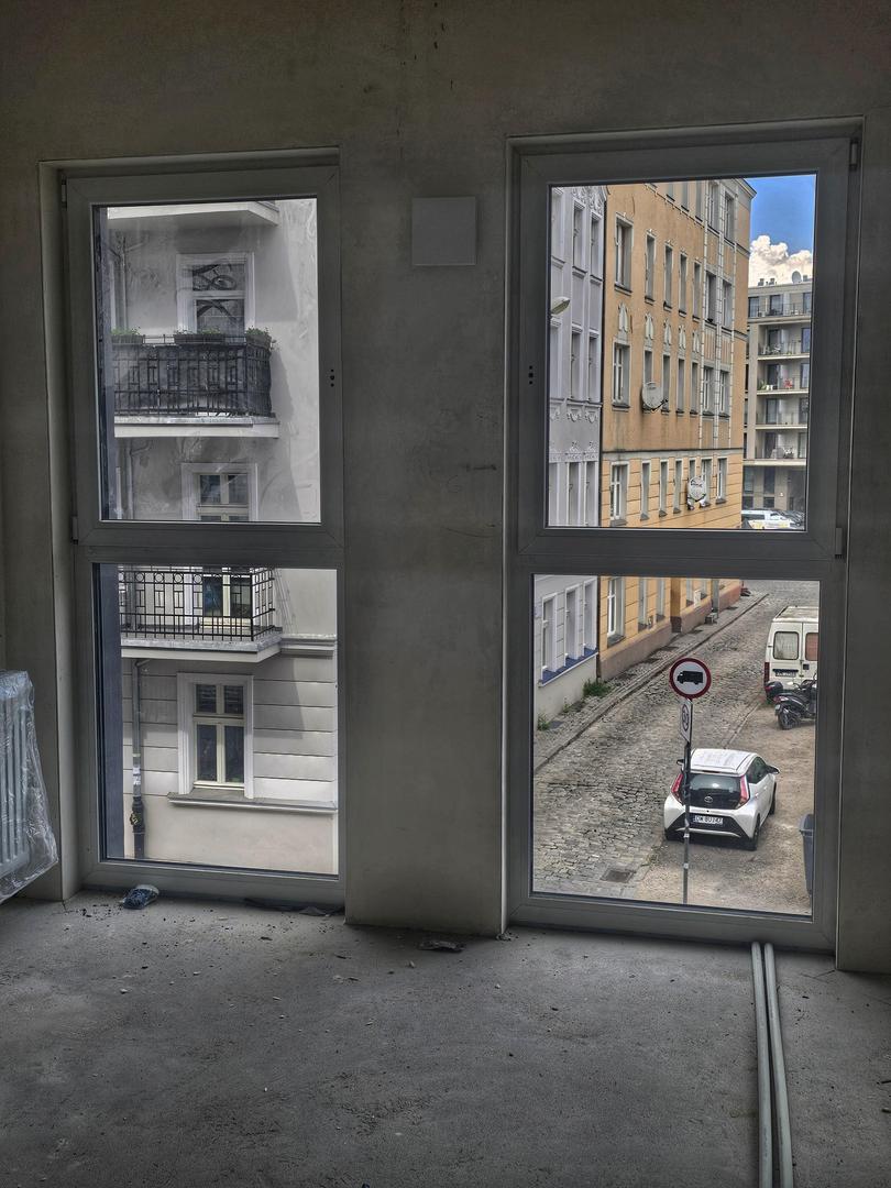 Nowa Kurkowa we Wrocławiu - zdjęcia elewacji i wnętrz budynku w trakcie prac wykończeniowych