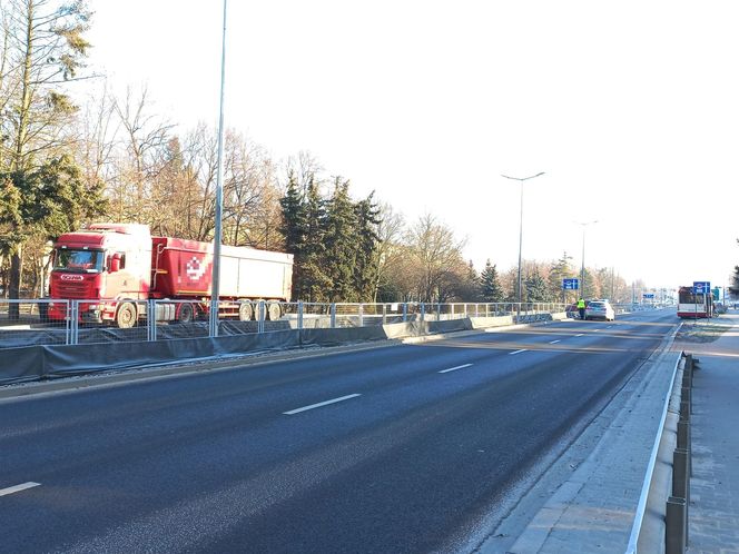 Kolizja przy zmianie pasa w Lesznie. Ciągnik siodłowy uderzył w osobówkę