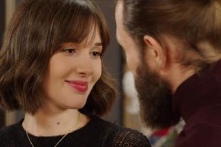 M jak miłość. Ania (Alina Szczegielniak), gangster Robert (Kamil Drężek)	