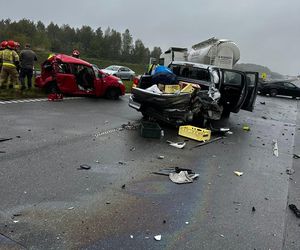 Karambol na A1. Zderzenie ciężarówki z osobówkami. Jak długo potrwają utrudnienia?