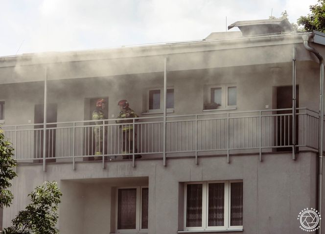 Pożar i wybuchy w mieszkaniu bloku w Tychach